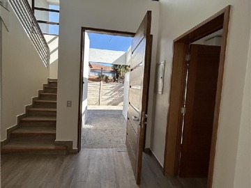 Casa en venta en Carlos Osandon, La Reina - 3 dormitorios, 3 baños