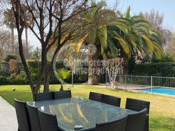 Casa en venta en Colegio Everest, Lo Barnechea - 7 dormitorios, 6 baños