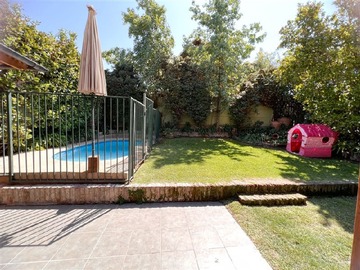 Casa en venta en Avda. Del Carmen, Huechuraba - 4 dormitorios, 5 baños