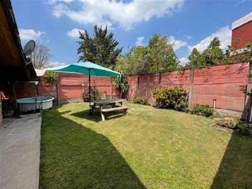 Casa en venta en Santa Carolina / Los Olmos, Macul - 3 dormitorios, 2 baños