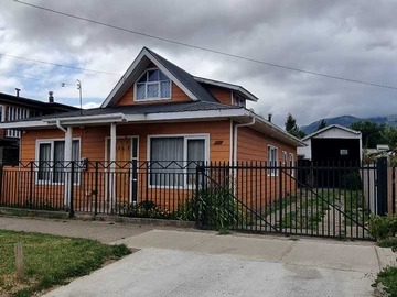 Casa en venta en Coyhaique, sector céntrico 625m2 (82086), Coyhaique - 6 dormitorios, 2 baños