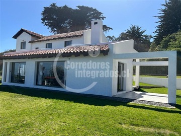 Casa en venta en Santo Domingo, Santo Domingo - 6 dormitorios, 5 baños