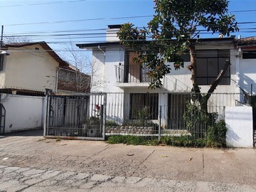 Casa en venta en Juan Moya/E. Castillo Velasco., Ñuñoa - 4 dormitorios, 3 baños