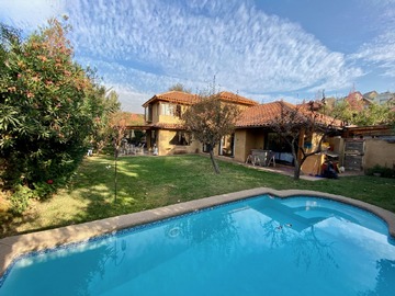Casa en venta en Camino de Los lotos, Lo Barnechea - 6 dormitorios, 5 baños
