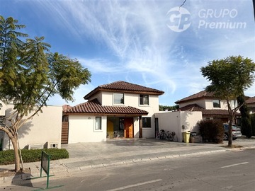 Casa en venta en Condominio Las Calandrias - Chicureo, Colina - 5 dormitorios, 3 baños