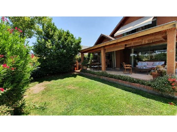 Casa en venta en Santos Apóstoles 2500, Las Condes - 5 dormitorios, 4 baños
