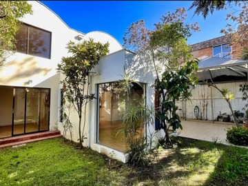 Casa en venta en Rotonda atenas, Las Condes - 6 dormitorios, 6 baños