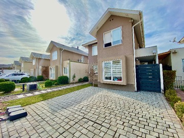 Casa en venta en Casa Laguna del Sol UF 5.700, 3D 2B 2e - 5 dormitorios, 2 baños