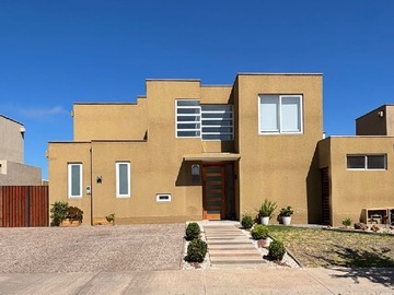 Casa en venta en Avenida Cuatro Esquinas 4500, La Serena - 4 dormitorios, 4 baños