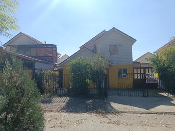 Casa en venta en Amplia Propiedad Aislada a la Venta Calle Peumo, Larapinta Lampa. - 3 dormitorios, 2 baños