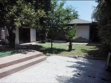 Casa en venta en Camino el Alba, Las Condes - 3 dormitorios, 3 baños