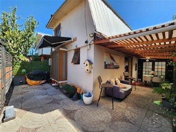 Casa en venta en pasaje tres, Peñalolén - 4 dormitorios, 2 baños