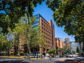 Oficina en arriendo mensual en Arrienda Oficina 228 M2 UF 80 Providencia