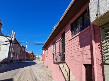 Casa en venta en Valenzuela Puelma N°156 Cerro Monjas, Valparaíso, Valparaíso - 2 dormitorios, 1 baño