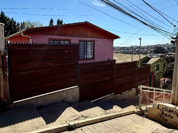 Casa en venta en Quellon 12, Valparaíso, Región de Valparaíso 2340000, Chile, Valparaíso - 3 dormitorios, 2 baños