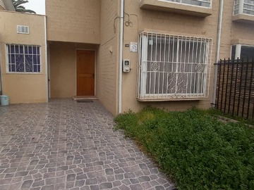 Casa en arriendo mensual en Arriendo Casa 2 Pisos Pareada a Minutos Metro las Mercedes - 3 dormitorios, 3 baños