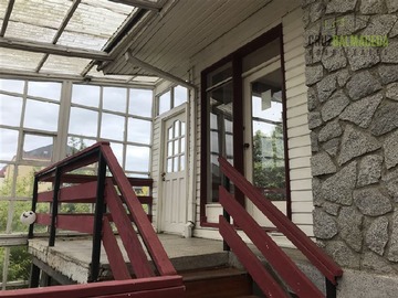 Local Comercial en venta en Amplia casa de 342 m2 con dpto subterráneo a pasos del centro, Puerto Montt - 4 dormitorios, 4 baños