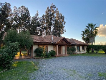 Casa en arriendo mensual en AP765 210 m2 construidos en 4000 de terreno, 3D 3B estar servicios, Talagante - 3 dormitorios, 2 baños