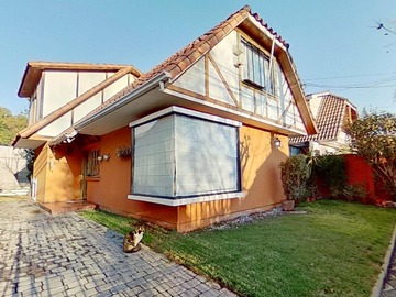 Casa en venta en Exequiel Fontecilla, Peñalolén - 4 dormitorios, 3 baños