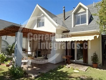 Casa en venta en Mar Egeo / Consistorial, Peñalolén - 4 dormitorios, 2 baños