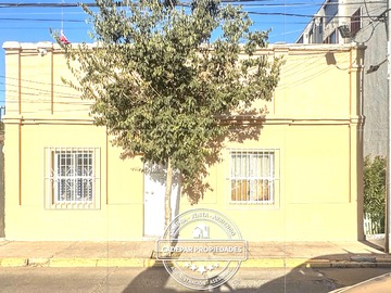 Casa en venta en Arzobispo Fuenzalida 2600, Providencia - 5 dormitorios, 2 baños
