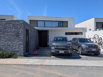 Casa en arriendo mensual en Casa Amplia con Patio y Piscina (170751), Lo Barnechea - 3 dormitorios, 3 baños