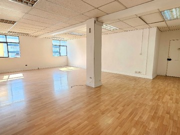 Oficina en arriendo mensual en A pasos del Metro! Planta Libre!! (118222), Santiago - 2 baños