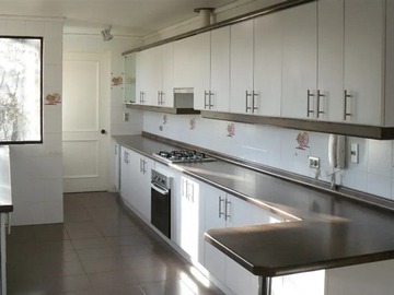 Casa en arriendo mensual en Camino Otoñal, Las Condes - 6 dormitorios, 4 baños