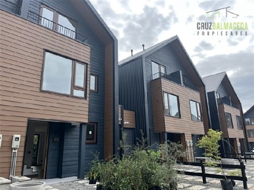 Casa en arriendo mensual en Nueva, en condominio cerrado con seguridad y área común, a pasos centro, colegios y comercio, Puerto Varas - 3 dormitorios, 3 baños