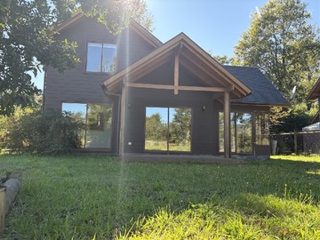 Casa en venta en Camino a Quelhue, Pucón - 4 dormitorios, 3 baños