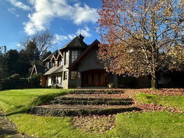 Casa en venta en Amplia Casa en Condominio Los Cántaros (171343), Temuco - 5 dormitorios, 4 baños