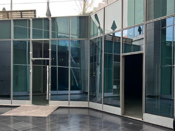 Local Comercial en arriendo mensual en Edificio Plaza San Damián, Las Condes