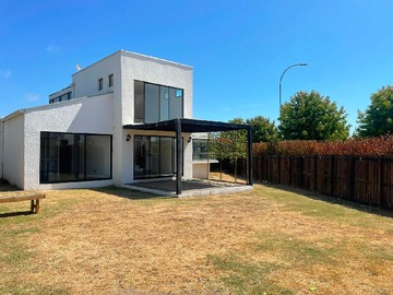 Casa en arriendo mensual en Casa 2 Pisos en Campomar I 4D 3B, Quincho (180140), Quintero - 4 dormitorios, 3 baños