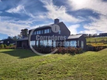 Casa en venta en Ribera Poniente cercano al pueblo, Panguipulli - 5 dormitorios, 4 baños