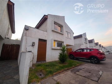 Casa en venta en Av el Sauce, Huechuraba - 4 dormitorios, 3 baños