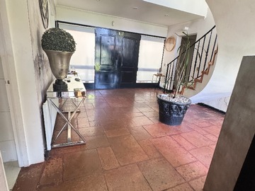 Casa en venta en Casa Amplia y Moderna en Sector mall vivo (140242), Lo Barnechea - 6 dormitorios, 4 baños