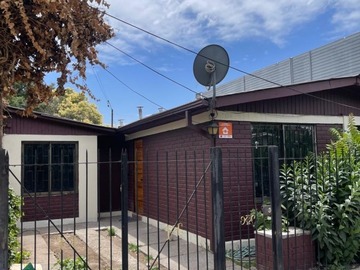 Casa en venta en Costanera sur con calle uno, Quinta Normal - 4 dormitorios, 2 baños