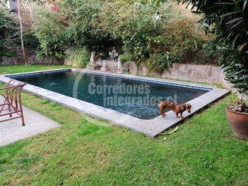Casa en venta en Camino Las Hojas, Las Condes - 5 dormitorios, 4 baños