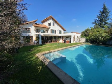 Casa en venta en Onofre Jarpa/Alvaro Casanova, La Reina - 5 dormitorios, 4 baños