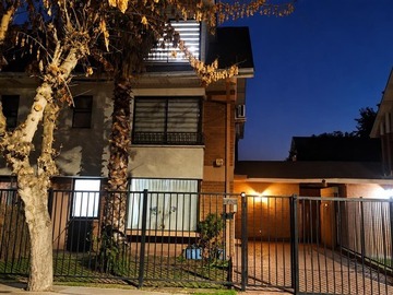 Casa en arriendo mensual en Colegio Pumahue / Huechuraba, Huechuraba - 4 dormitorios, 4 baños