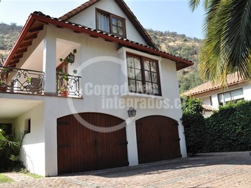 Casa en venta en Clínica Alemana La Dehesa, Lo Barnechea - 5 dormitorios, 4 baños