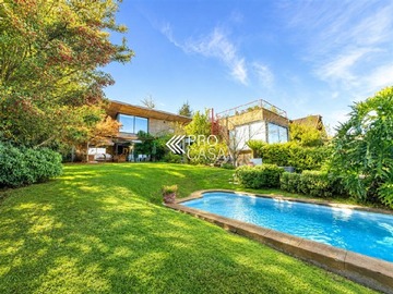 Casa en venta en Carlos Peña Otaegui, Las Condes - 6 dormitorios, 5 baños