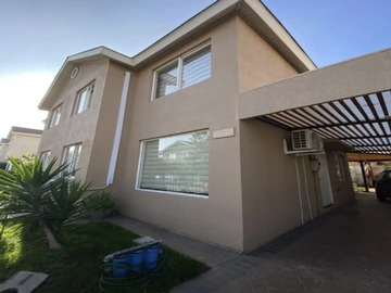 Casa en arriendo mensual en Amplia y Moderna Casa en Arriendo Condominio Valle Lo Campino - 4 dormitorios, 3 baños