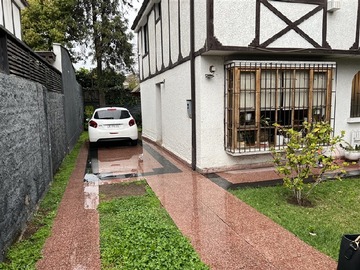 Casa en venta en Metro Manquehue, Las Condes - 5 dormitorios, 4 baños