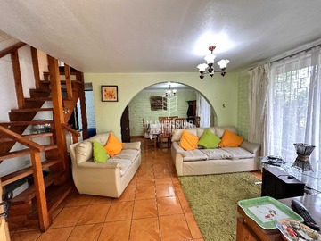Casa en venta en Casa de dos pisos en metro los quillayes (159824), La Florida - 4 dormitorios, 2 baños