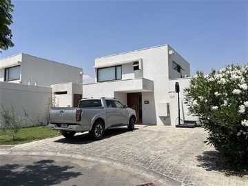 Casa en arriendo mensual en Condominio Taiquén I, Colina - 3 dormitorios, 3 baños