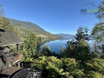 Casa en venta en Con orilla directa al Lago Panguipulli, cerca de la playa Coihueco, Panguipulli - 7 dormitorios, 4 baños
