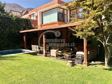 Casa en venta en Condominio muy seguro / san carlos de apoquindo, Las Condes - 5 dormitorios, 5 baños