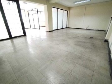 Oficina en arriendo mensual en Amplia oficina, con 1 privado y baño, metro (168566), Santiago - 1 dormitorio, 1 baño