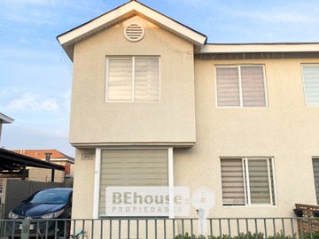 Casa en venta en Av. La montaña Sur 4149, Santiago - 3 dormitorios, 3 baños